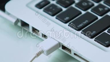 白色USB连接笔记本电脑，智能<strong>手机充电器</strong>，数据传输，网络安全